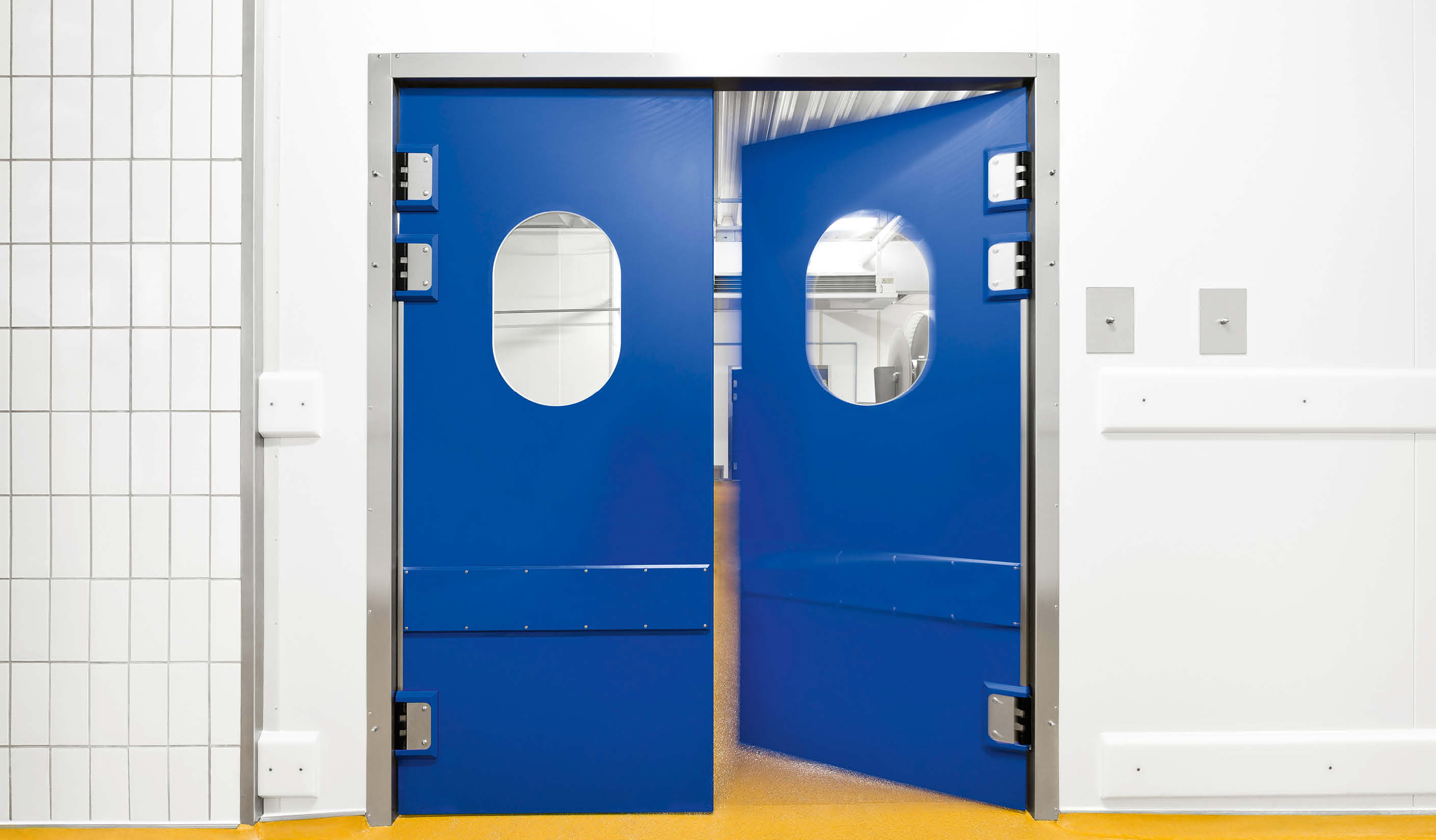 ZP5 Double-leaf PE-swing door with skirting protection